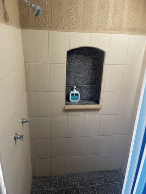 Secador de cabelo, toalhas de banho, sabonete, papel higiênico