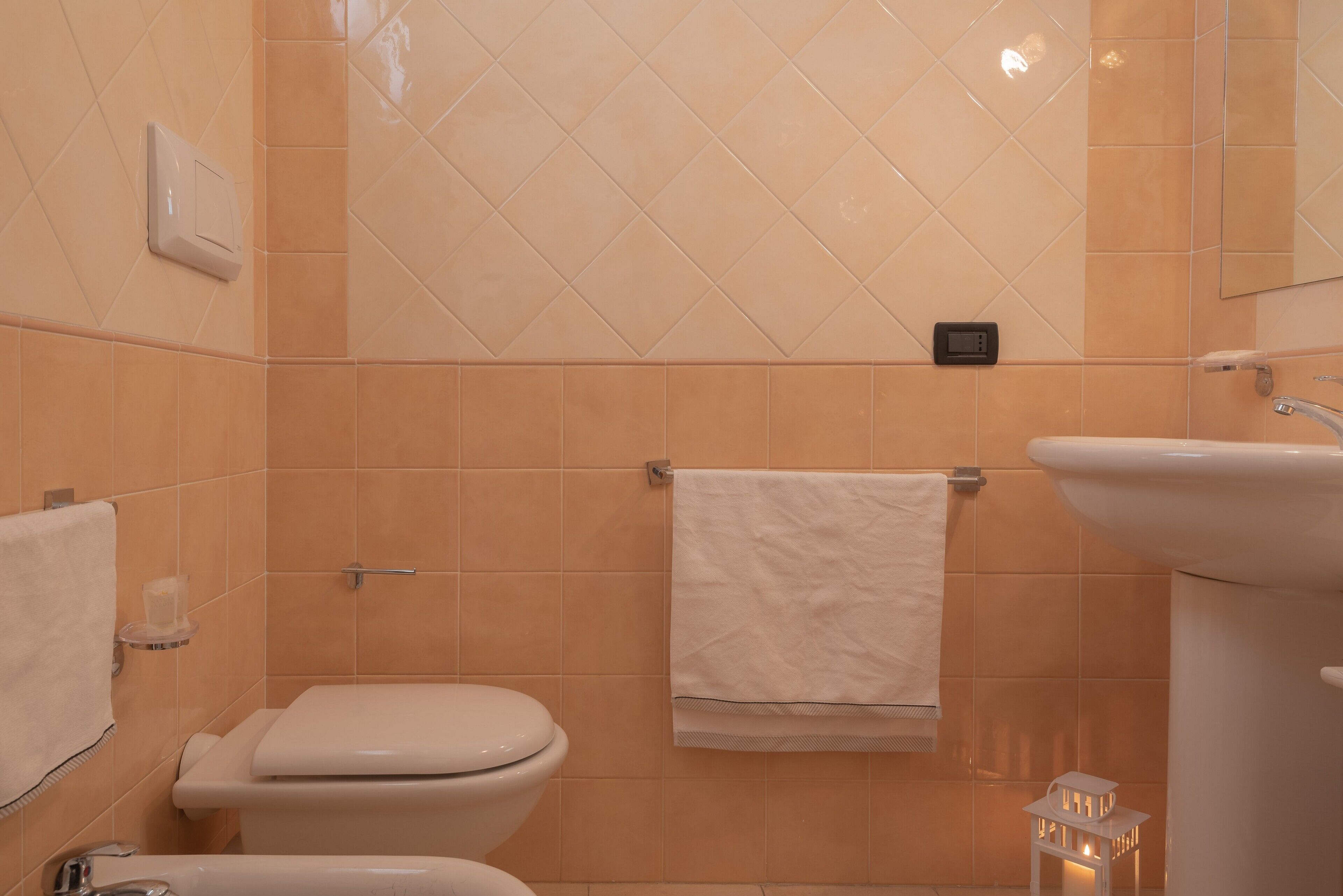 Ein Badezimmer mit Toilette, Waschbecken und Handtuchhalter.