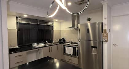 Modern Family Retreat– Close to Swan Valley Wineries & Perth Attractions