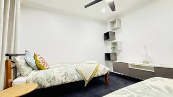 5 bedrooms, iron/ironing board, WiFi, bed sheets