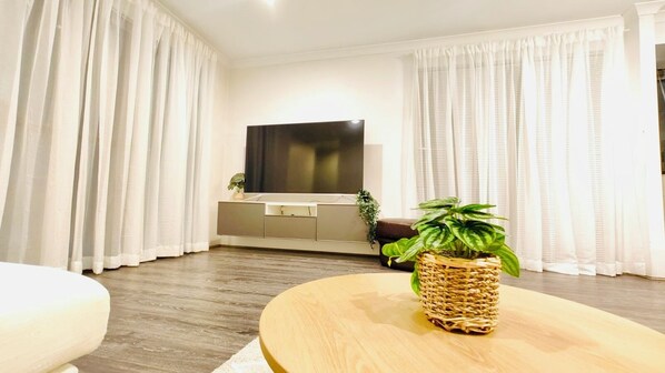 Interior - Modern Family Retreat– Close to Swan Valley Wineries & Perth Attractions (Brabham)