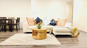 TV - Modern Family Retreat– Close to Swan Valley Wineries & Perth Attractions (Brabham)