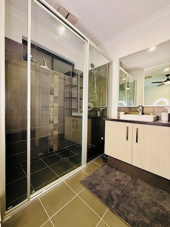 Shower, hair dryer, bidet, towels. Modern Family Retreat– Close to Swan Valley Wineries & Perth Attractions