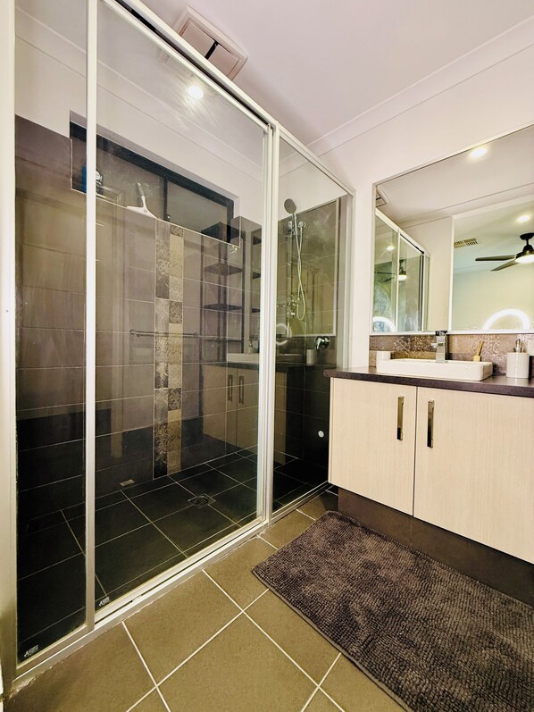Shower, hair dryer, bidet, towels