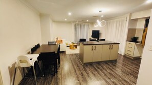 Interior - Modern Family Retreat– Close to Swan Valley Wineries & Perth Attractions (Brabham)