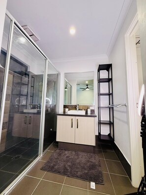 Shower, hair dryer, bidet, towels - Modern Family Retreat– Close to Swan Valley Wineries & Perth Attractions (Brabham)