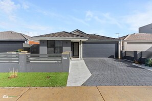 Exterior - Modern Family Retreat– Close to Swan Valley Wineries & Perth Attractions (Brabham)