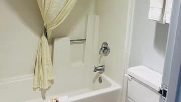 Basic Single Room | Bathroom | Towels, soap, shampoo, toilet paper