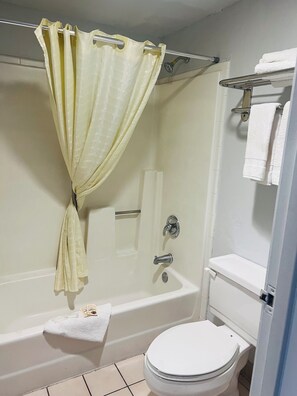 Habitación individual básica | Baño | Toallas, jabón, shampoo, papel de baño 