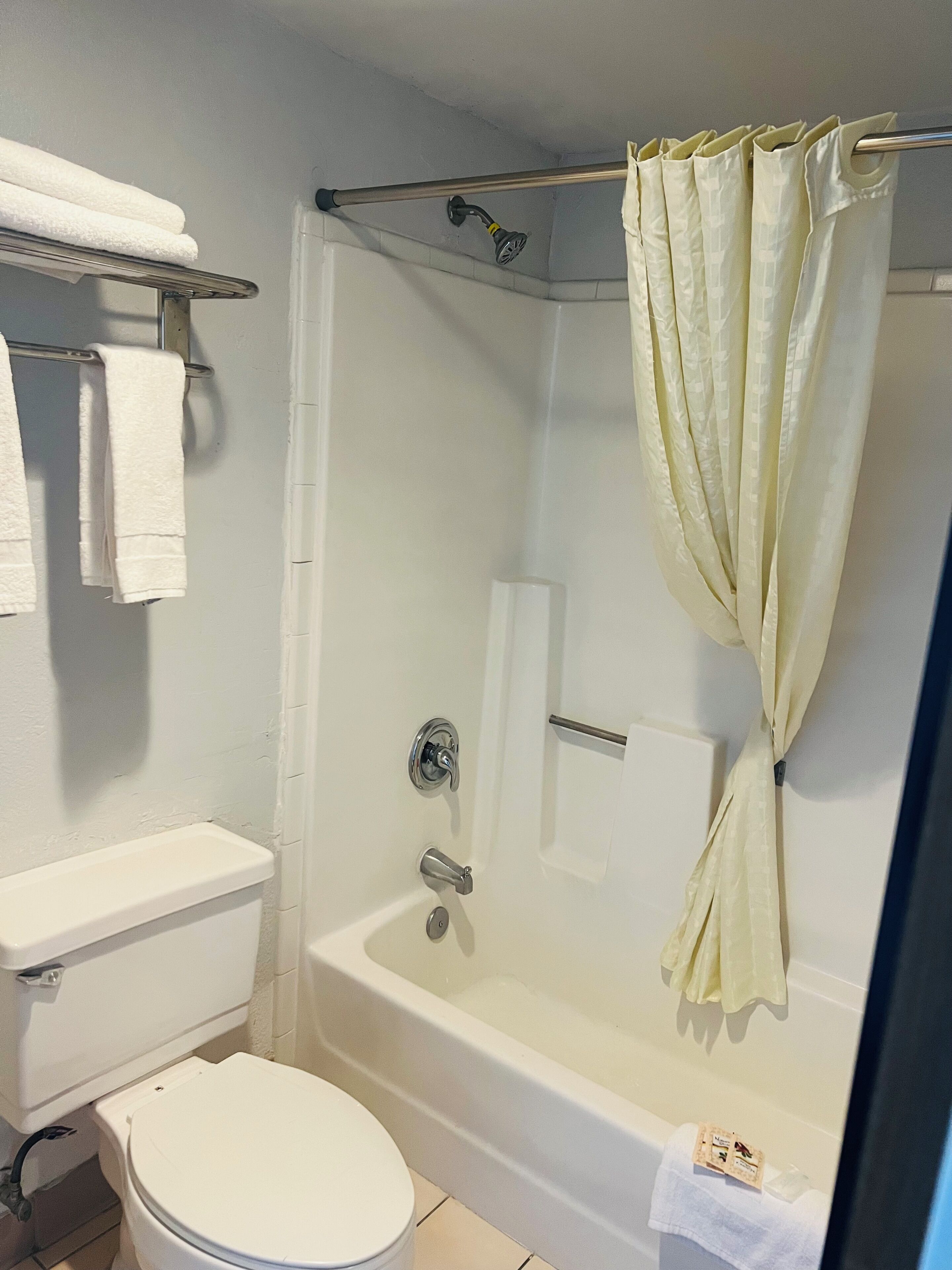 基础双人房, 2 张大床 | 浴室 | 毛巾、肥皂、洗发水、卫生纸