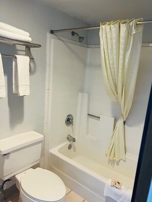 غرفة مزدوجة بتجهيزات أساسية - سريران كبيران | حمام | مناشف، صابون، شامبو، ورق حمّام