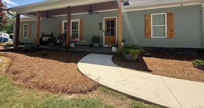 The West Nest on Lake Blackshear 4BR Pool, Outdoor Kitchen & Guest House