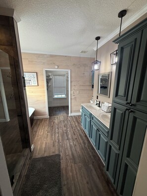 Shower, hair dryer, towels, soap - The West Nest on Lake Blackshear 4BR  Pool, Outdoor Kitchen & Guest House (Cobb)