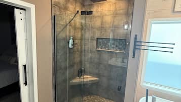 Douche, sĂšche-cheveux, serviettes fournies, savon
