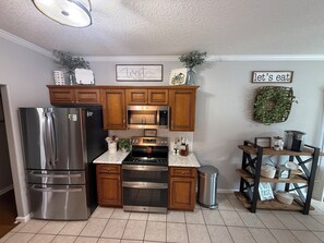 Fridge, microwave, oven, stovetop - The West Nest 4-Bedroom Retreat with Pool & Outdoor Kitchen, Lake Blackshear (Cobb)