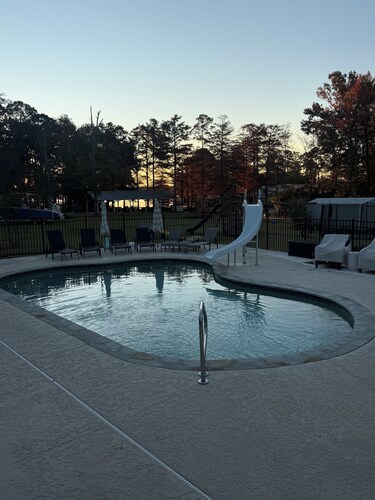 The West Nest 4-Bedroom Retreat with Pool & Outdoor Kitchen, Lake Blackshear