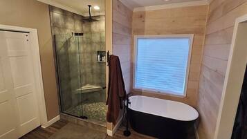 Een douche, handdoeken, zeep, toiletpapier