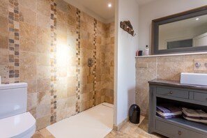 Shower, hair dryer, towels - Le Mas des Bouteillans “Le Mûrier” – Sea View, Wi-Fi & Air Conditioning (La Cadière-d'Azur)