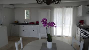 Refrigerador, microondas, horno, placa de cocina