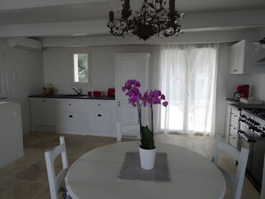 Een koelkast, een magnetron, een oven, een kookplaat