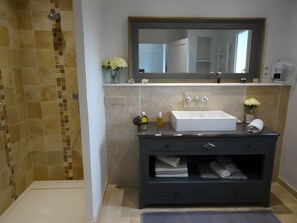 Douche, serviettes fournies