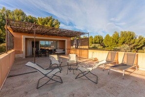 Outdoor dining - Le Mas des Bouteillans “Le Mûrier” – Sea View, Wi-Fi & Air Conditioning (La Cadière-d'Azur)