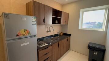 Frigorifero, microonde, piano cottura