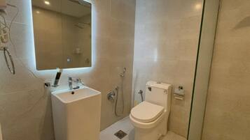Deluxe Double Room | Bathroom | Shower, hair dryer, towels, soap