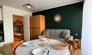 Living area - Studio Cabin Near La Madrague Beach (Le Grau-Du-Roi)