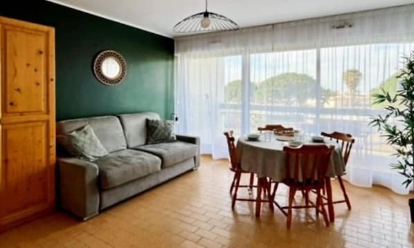 Living area - Studio Cabin Near La Madrague Beach (Le Grau-Du-Roi)