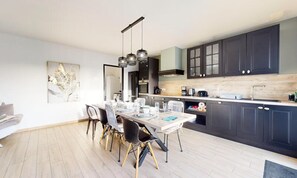 Fridge, microwave, oven, coffee/tea maker - House in Saint-gilles Near Grand Plage (Saint-Gilles-Croix-de-Vie)