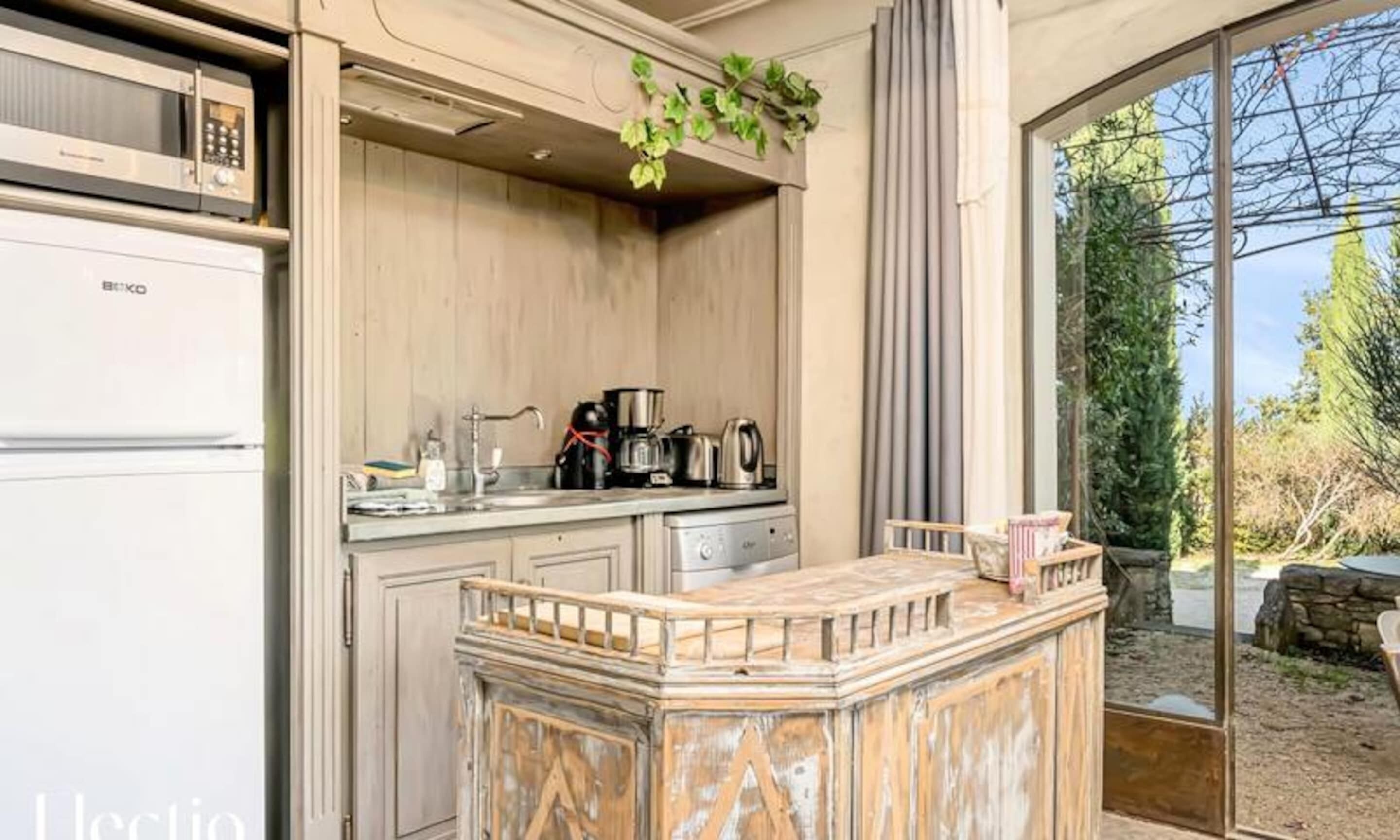 Tủ lạnh, lò vi sóng, máy rửa bát, dụng cụ pha cà phê/trà 