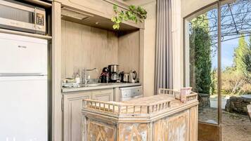 Tủ lạnh, lò vi sóng, máy rửa bát, dụng cụ pha cà phê/trà