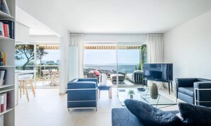 Living area - Apartment in Cannes With Sea View & Pool (Cannes)