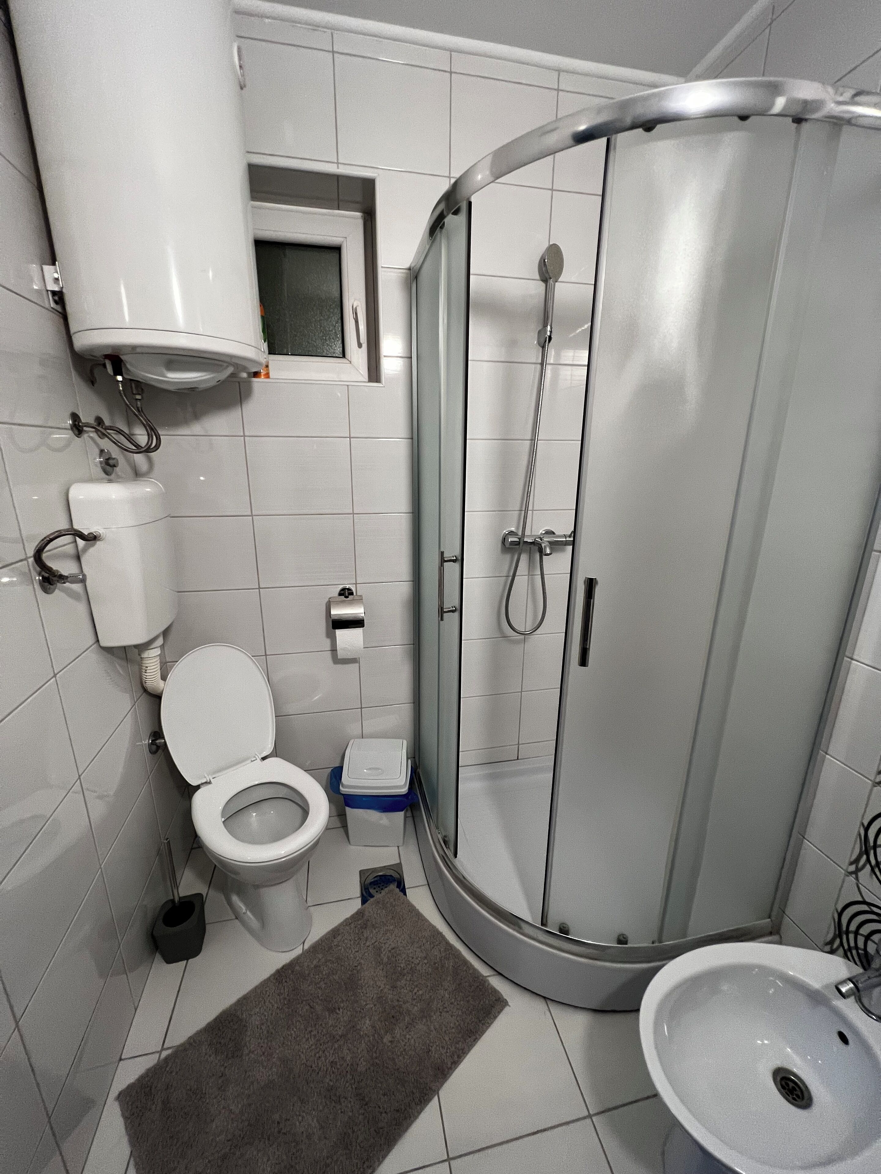 Douche, sèche-cheveux, bidet, serviettes fournies