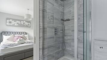 2 bedrooms, iron/ironing board, internet, bed sheets