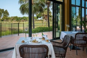 Outdoor dining - Barcelo Costa Ballena Golf & Spa (Rota)