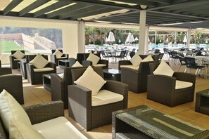 Outdoor dining - Bimbolla Apartaments (Sant Lluis)