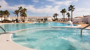 Hồ bơi ngoài trời