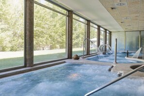 Alberca techada y alberca al aire libre