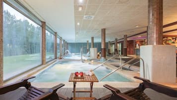 Alberca techada y alberca al aire libre