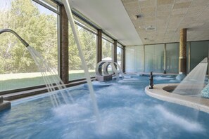 Una piscina techada, una piscina al aire libre