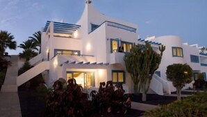 Un bâtiment moderne doté d’une architecture originale, avec plusieurs niveaux et des balcons.