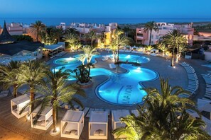 Una piscina cubierta, una piscina al aire libre
