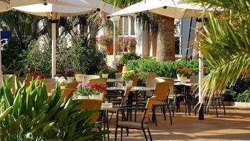 Tempat makan outdoor