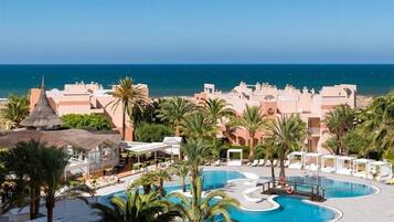 Een binnenzwembad en een buitenzwembad