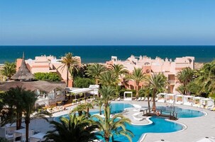 Una piscina cubierta, una piscina al aire libre