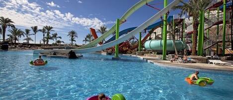 Inomhuspool och utomhuspool