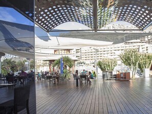 Outdoor dining - Hotel Livvo Lago Taurito (Mogan)