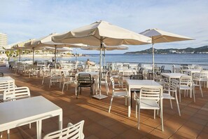 Outdoor dining - Playa Bella Apartments (Sant Josep de sa Talaia)